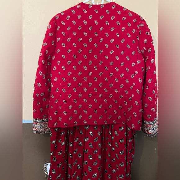 Vera Bradley jumper and jacket set. Red paisley quilted jacket with border trim. - Picture 3 of 15
